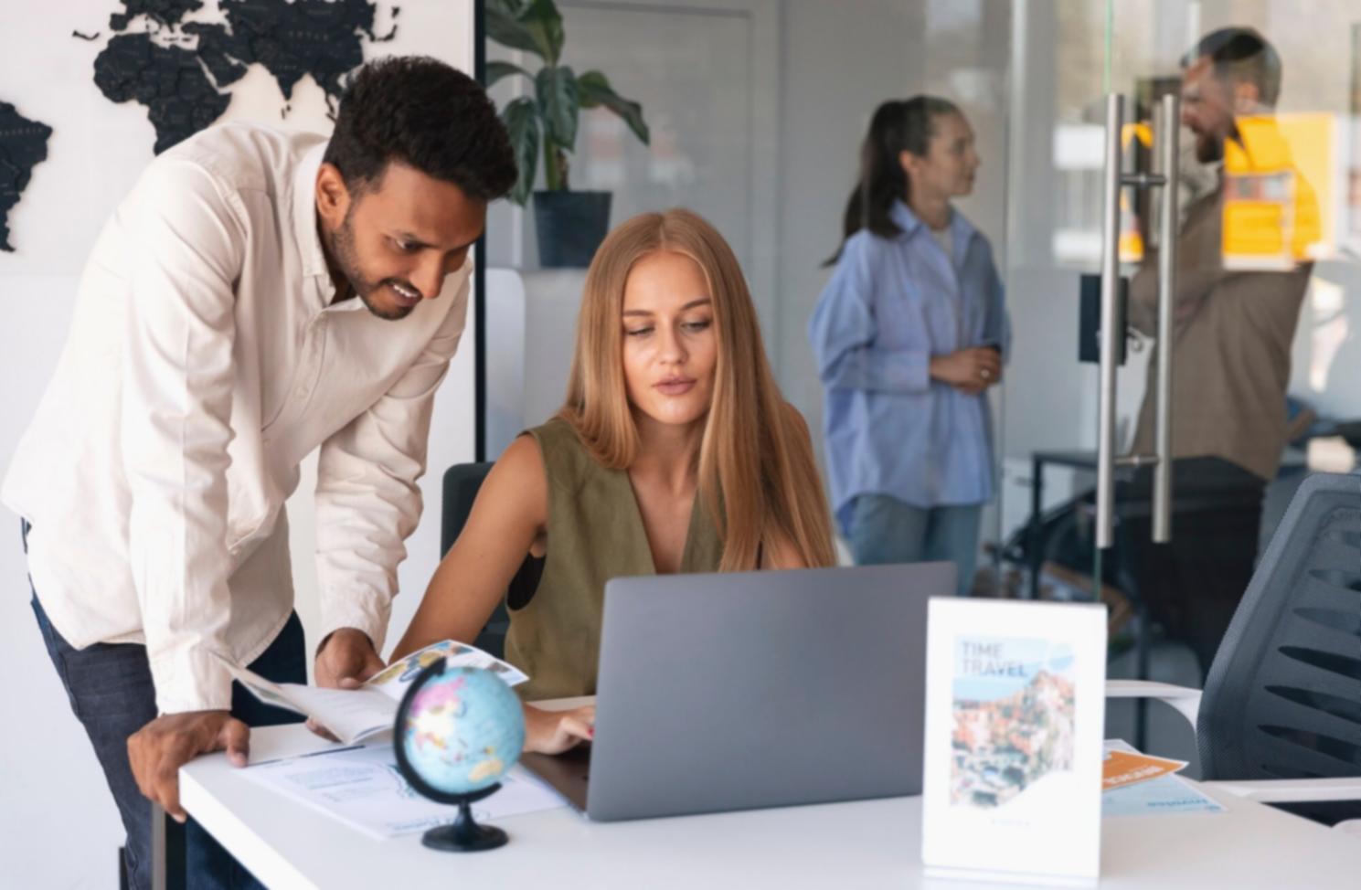 Équipe d'analystes financiers au travail