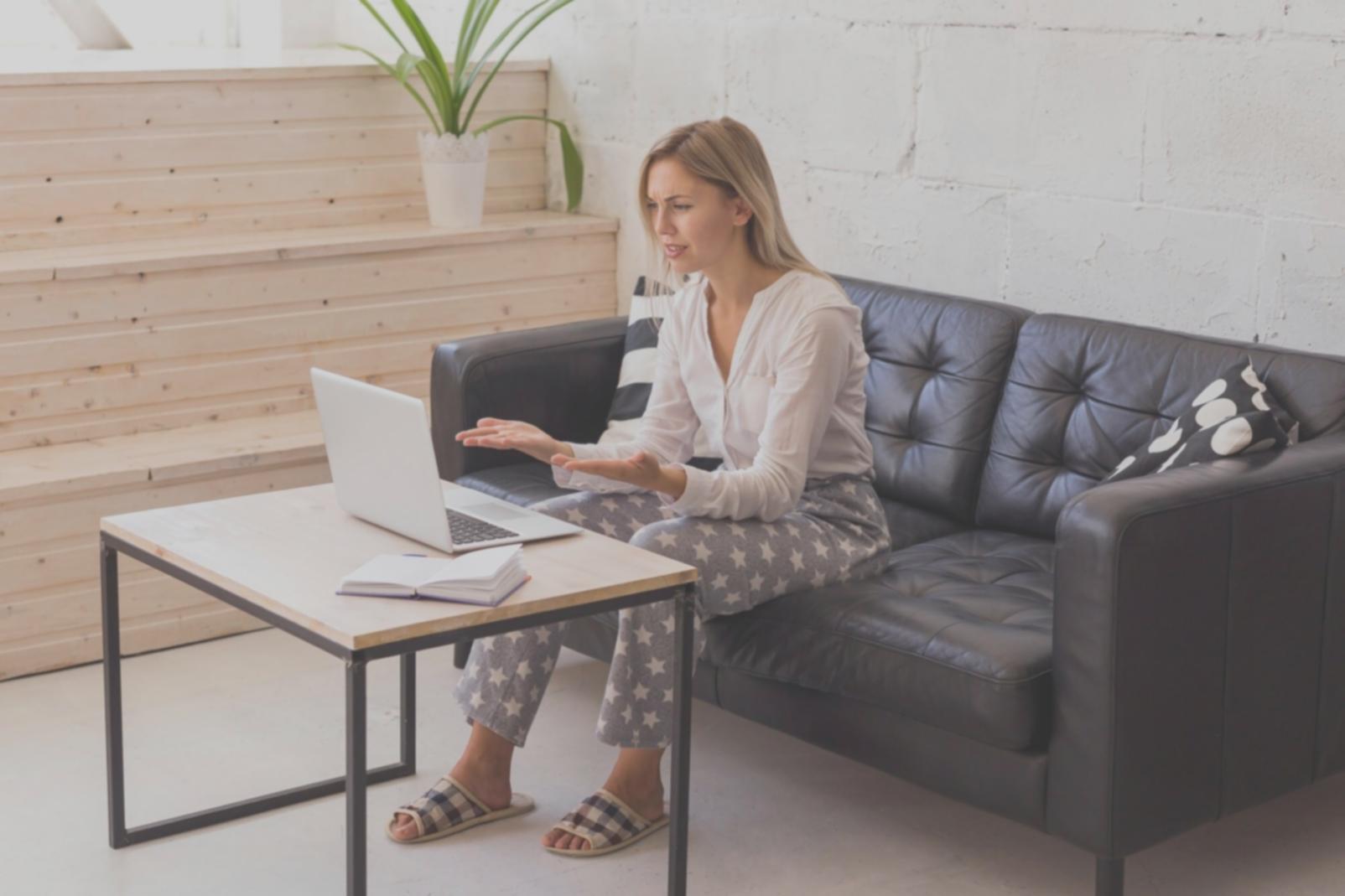 Vue d'ensemble d'une salle de formation moderne avec des participants analysant des documents financiers